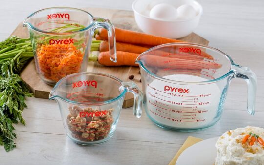 The Pyrex 3 Piece Glass Measuring Cup Set